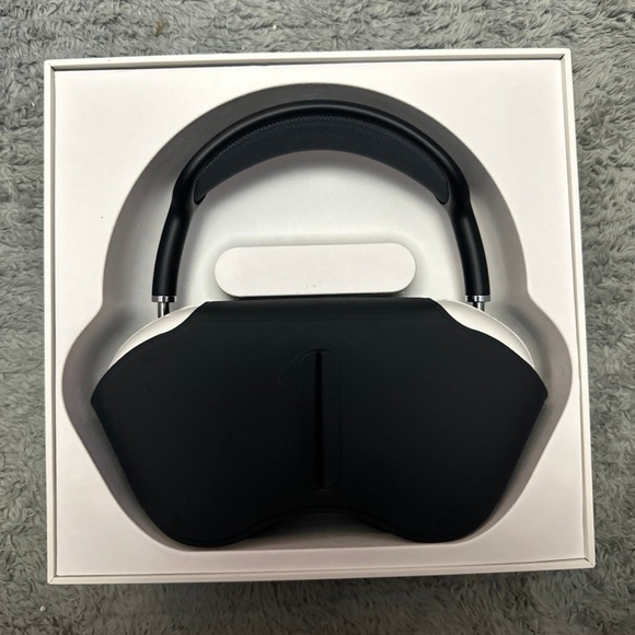 Apple AirPod Max in Dark Blue - Picture 3 of 5